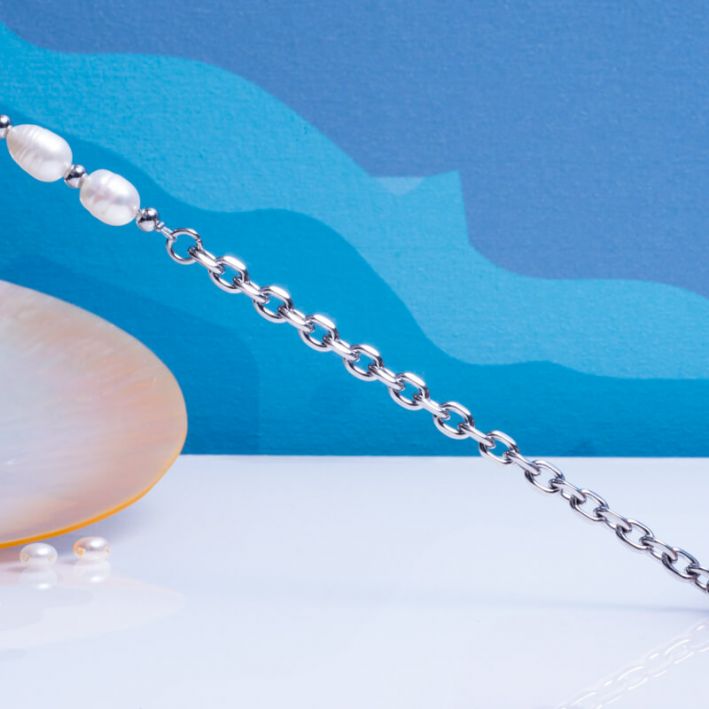 Bracelet  fines mailles en acier argenté et perles de culture baroques