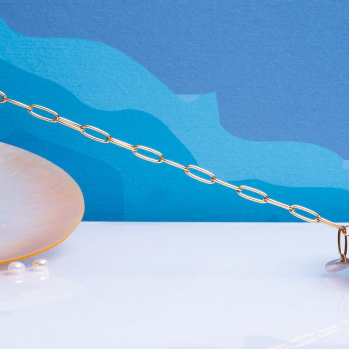 Bracelet mailles carrées en acier doré et perle de culture ronde en forme de médaille