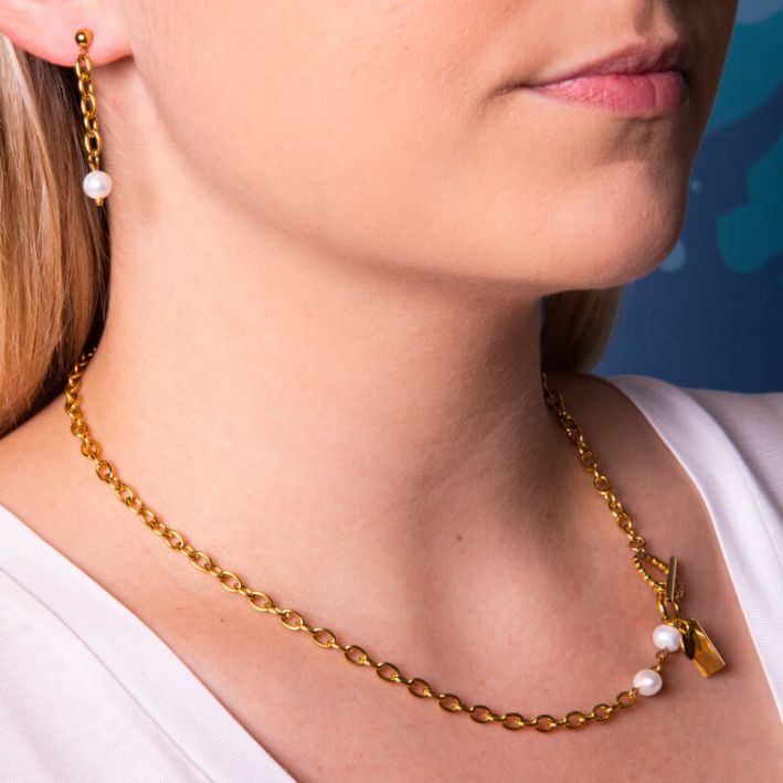 Collier chaîne en acier dorée et perles de culture baroques en contre point