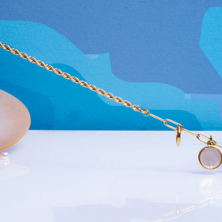 Bracelet mailles en acier doré et pampille perle de culture baroque blanche et médaille breloque en nacre 