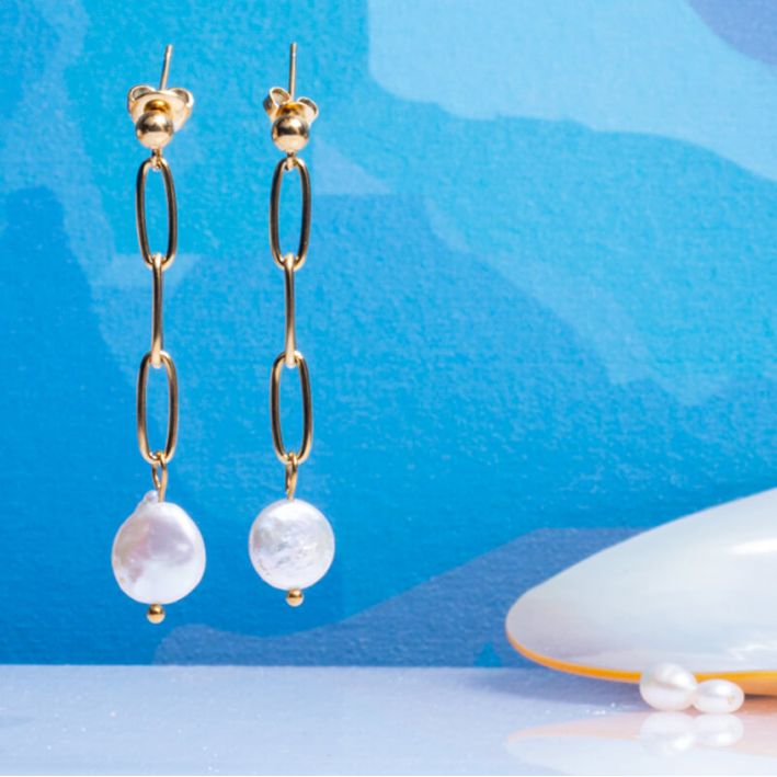 Boucles d'oreilles mailles carrées en acier doré et perle de culture ronde en forme de médaille