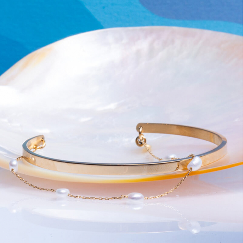 Bracelet jonc en acier doré et petites perles de culture blanches