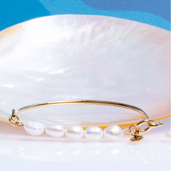 Bracelet jonc en acier doré et perles de culture blanches
