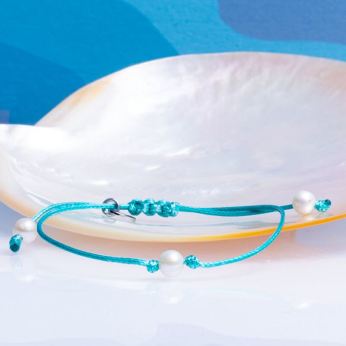 Bracelet coulissant en coton ciré bleu et sa perle de culture blanche