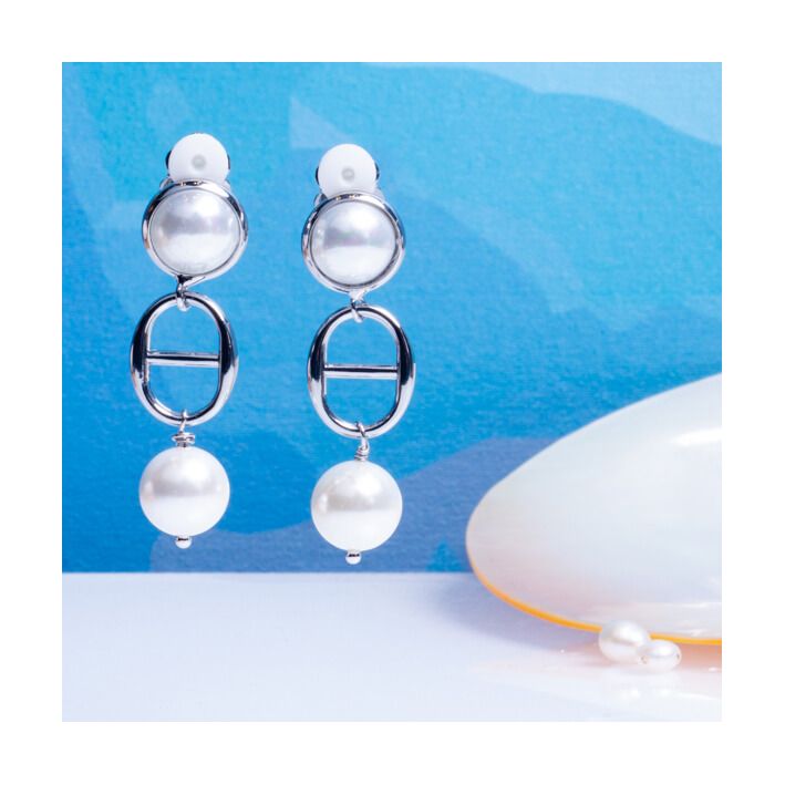 Boucles d'oreilles clips perles de nacre blanches sur anneau sellier argenté
