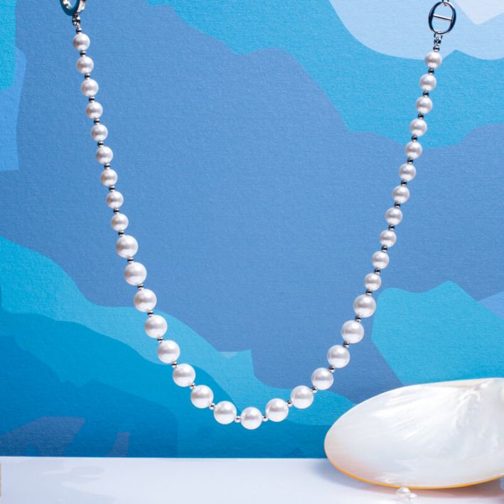 Collier perles de nacre blanche et perles en acier argenté avec fermoir bouée