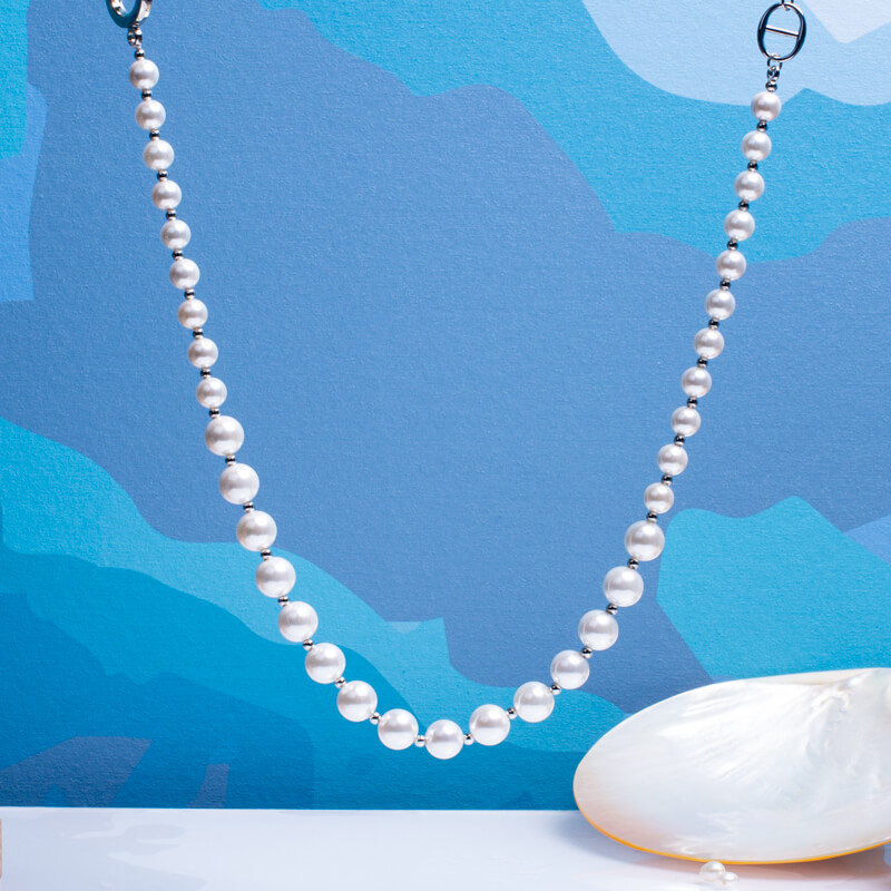 Collier perles de nacre blanche et perles en acier argenté avec fermoir bouée