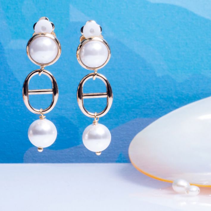 Boucles d'oreilles clips perles de nacre blanches sur anneau sellier doré