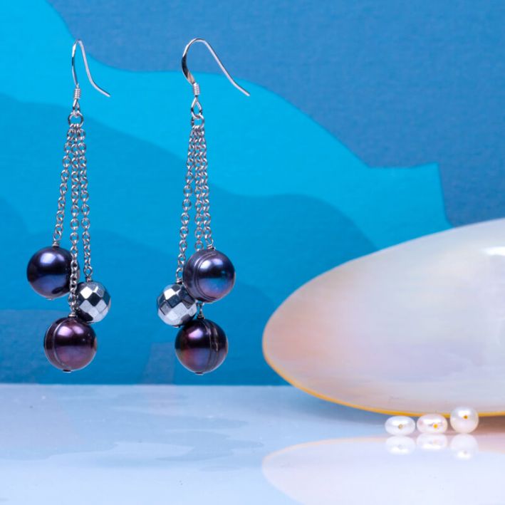 Boucles d'oreilles longues perles de culture noires et perle d'hématite
