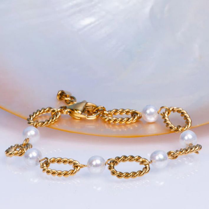 Bracelet alternance mailles torsadées en acier doré et perles de culture blanches