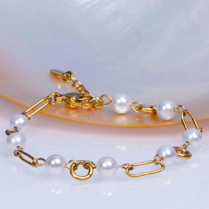 Bracelet alternance mailles en acier doré et perles de culture blanches