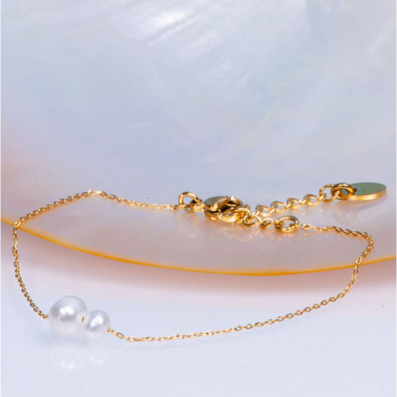 Bracelet fine chaîne en acier doré et ses deux perles de culture blanches
