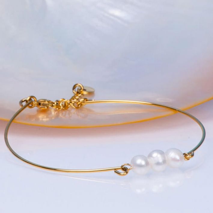 Bracelet jonc acier doré et ses 3 perles de culture blanches