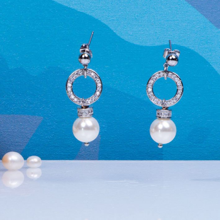 Boucles d'oreilles perles de nacre blanche et pavage cristal
