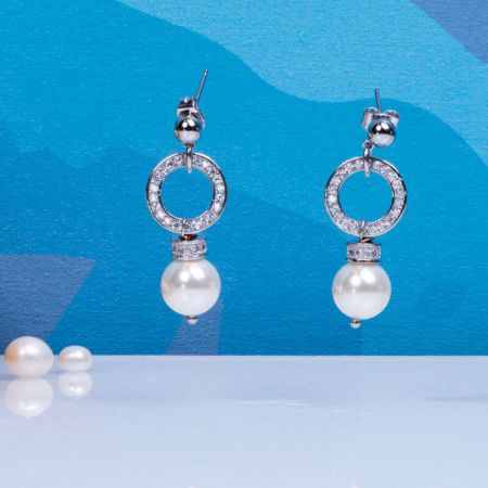 Boucles d'oreilles perles de nacre blanche et pavage cristal