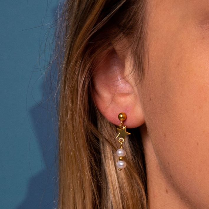 Boucles d'oreille étoile en acier doré et ses deux perles de culture blanches