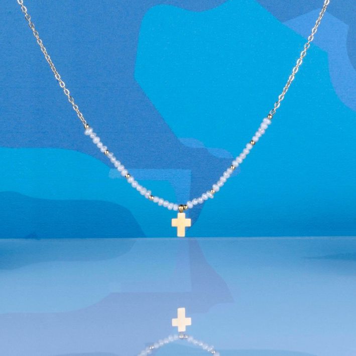 Collier pendentif croix dorée sur  petites Perles de culture 