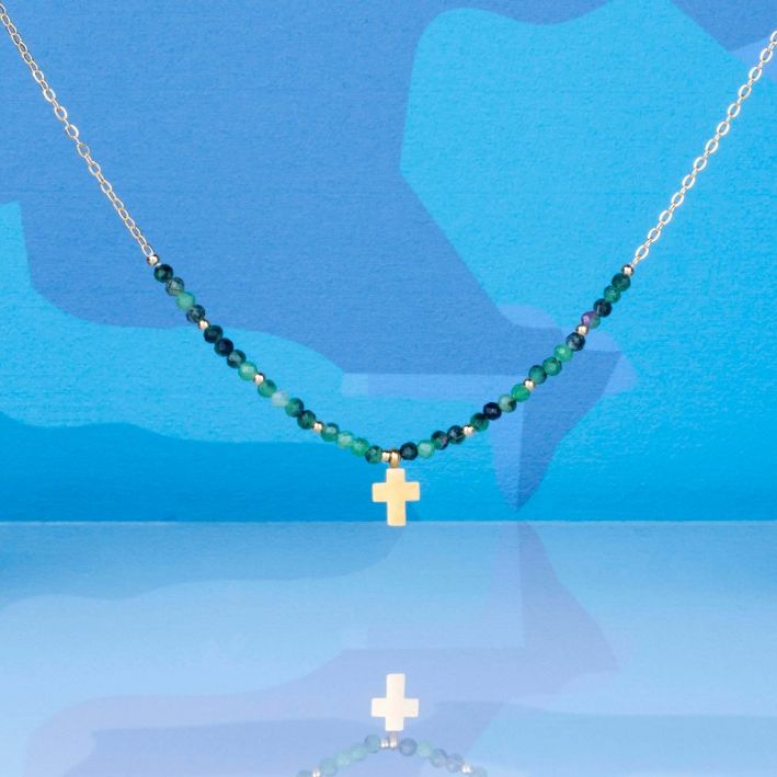 Collier pendentif croix sur Perles de culture et pierres naturelles vertes