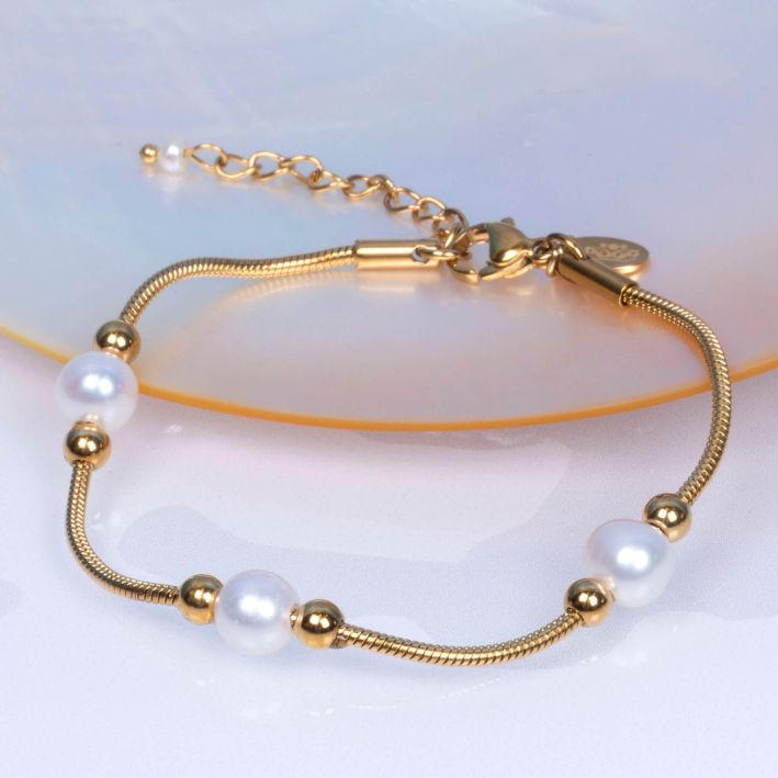 Bracelet Perles de culture sur chaîne maille serpent dorée