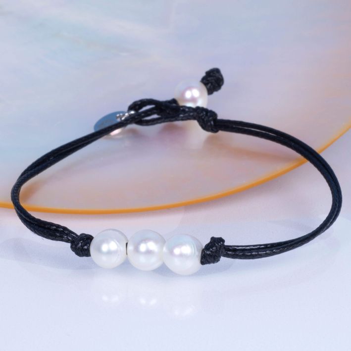 Bracelet trio perles blanches sur cordon cuir noir