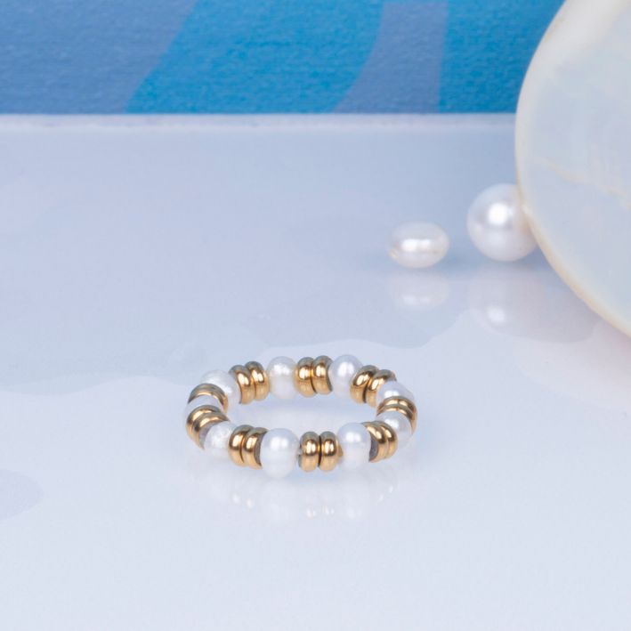 Bague élastique anneau en acier doré et perles de culture blanches