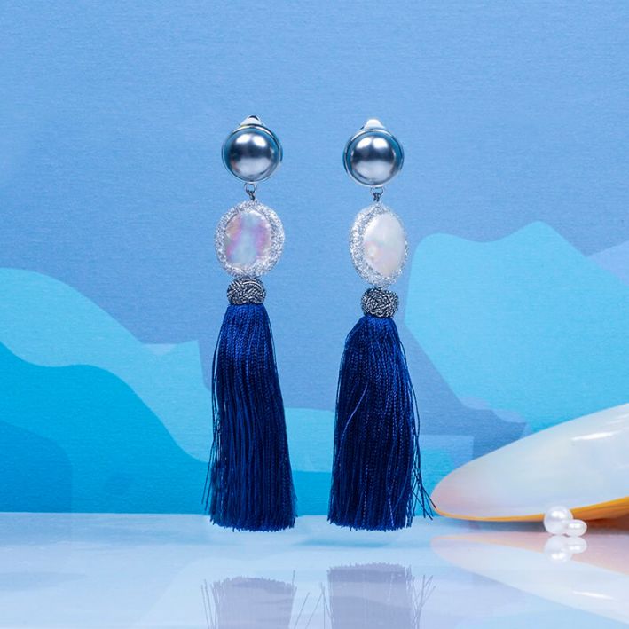 Boucles d'oreilles clips perle rare pailletée et pompon bleu