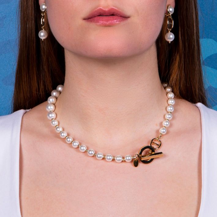 Collier perles de nacre blanche et perles en acier doré avec fermoir bouée