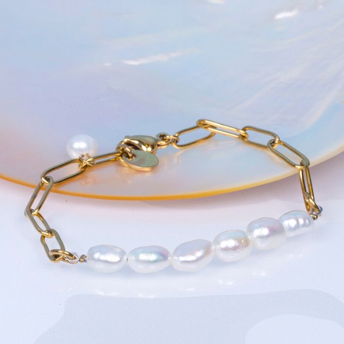Bracelet mailles en acier doré et perles de culture baroques blanches
