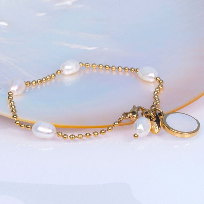Bracelet HELENE perles baroques sur chaîne en acier doré et pampille médaille en nacre