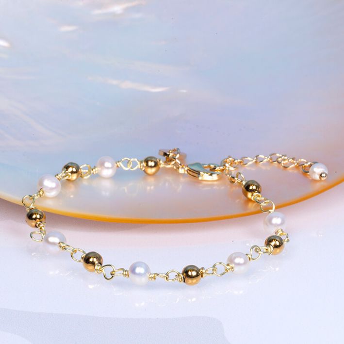 Bracelet petites perles de culture blanches et perles dorées