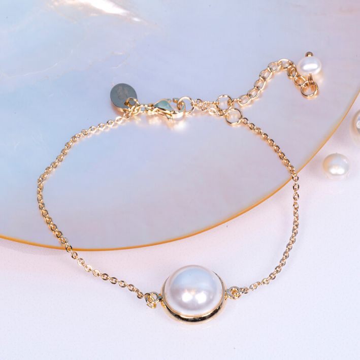 Bracelet XENIA demi perle de nacre sertie sur chaîne dorée