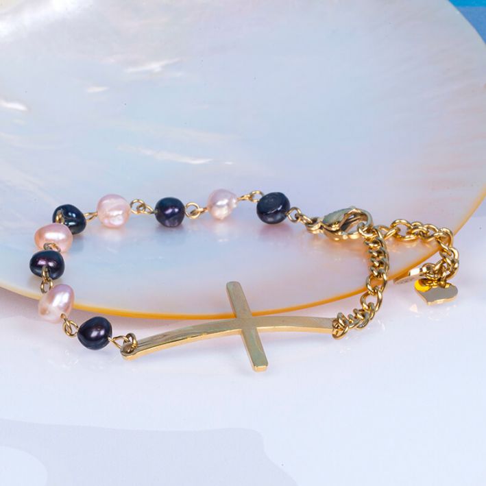 Bracelet perles de culture noires et roses et croix en acier doré