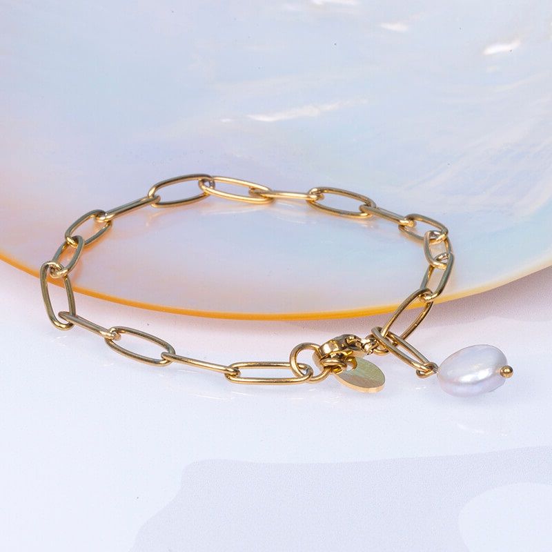Bracelet mailles carrées en acier doré et perle de culture ronde en forme de médaille