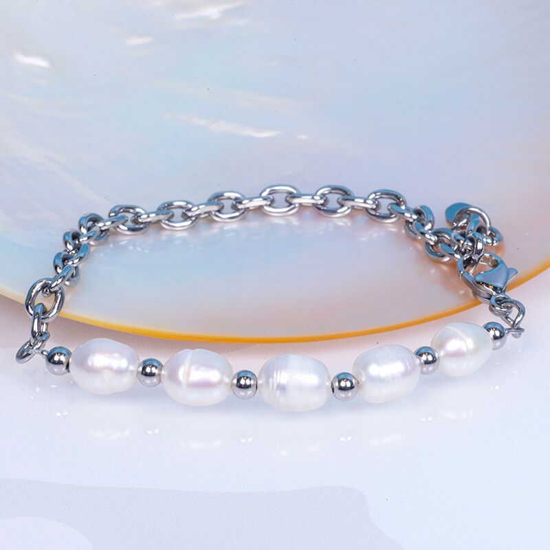 Bracelet mailles en acier argenté et perles de culture baroques