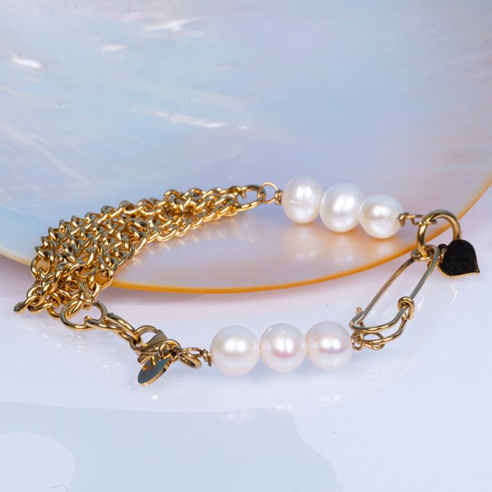 Bracelet GLORIA multi-mailles et attache dorée, perles de culture blanches