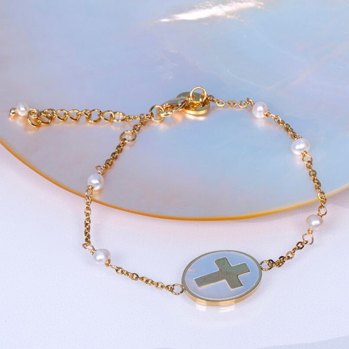 Bracelet croix dorée en inclusion sur une médaille nacre