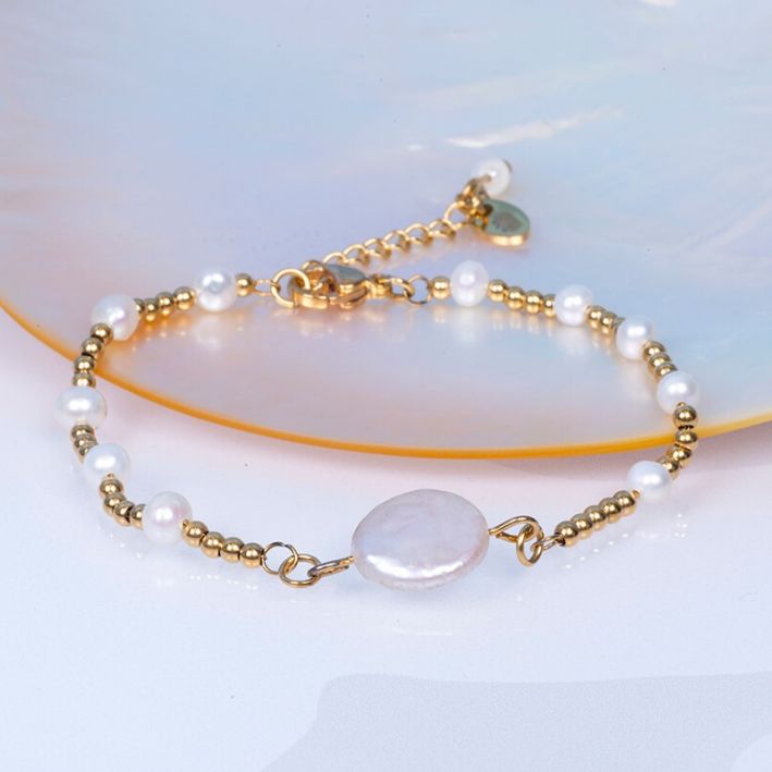 Bracelet perles de culture blanches et sa perle plate et ronde en forme de médaille sur chaîne en acier doré 