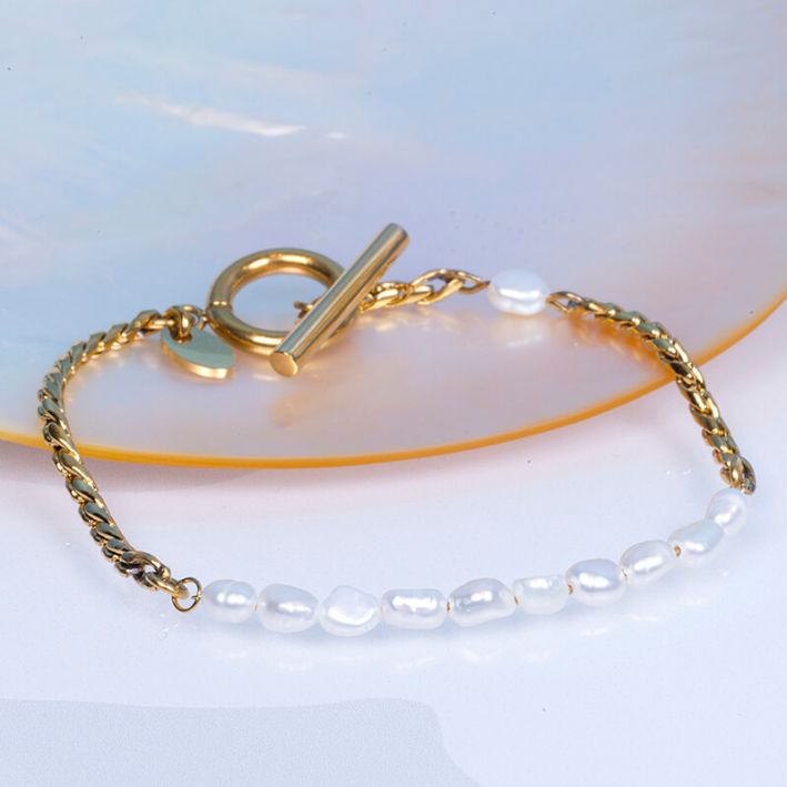 Bracelet ISIS mailles tendance en acier doré et perles de culture rondes baroques blanches 
