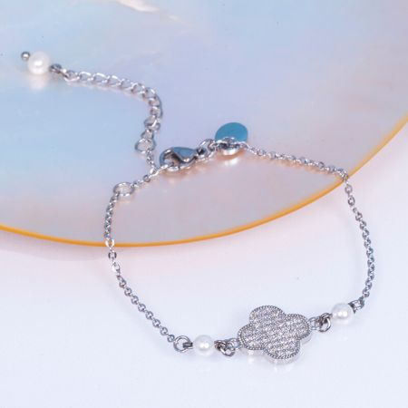 Bracelet trèfle strass sur chaîne argentée et perles de culture blanches