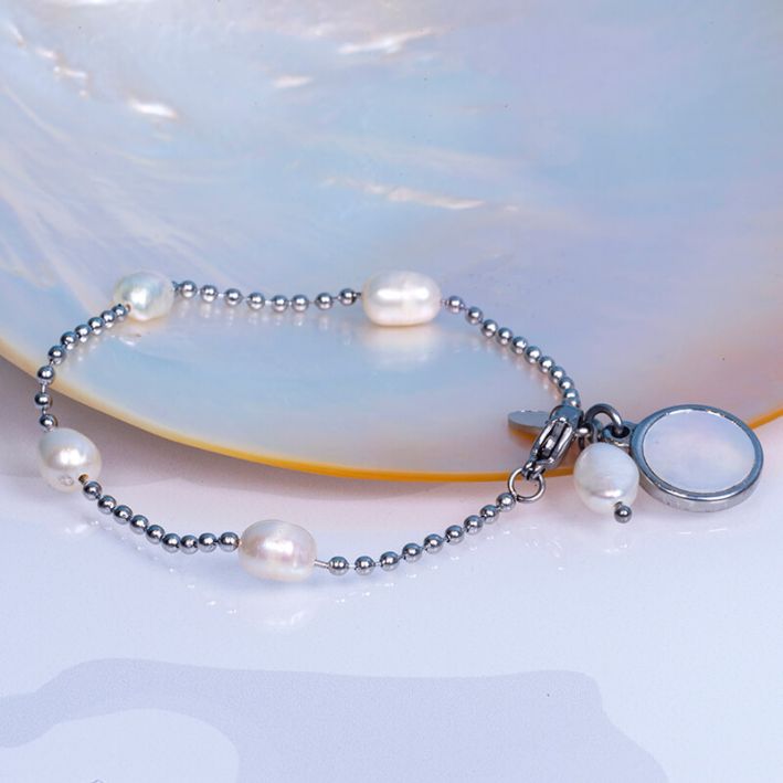 Bracelet LIZBETH perles baroques sur chaîne en acier argenté et pampille médaille en nacre