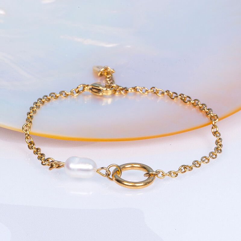 Bracelet ATHENAIS cercle en acier doré et perle de culture blanche sur chaîne dorée