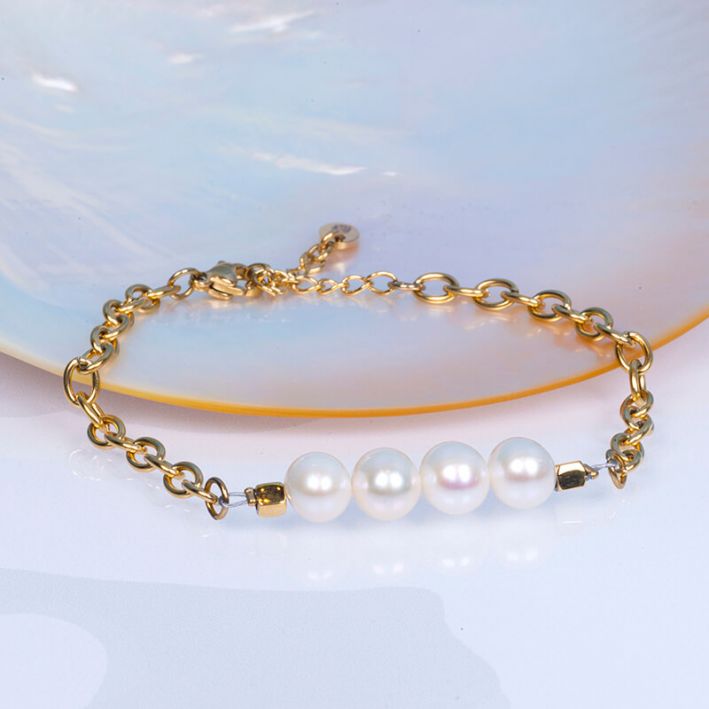 Bracelet perles de culture blanches et perles en acier doré sur chaîne dorée