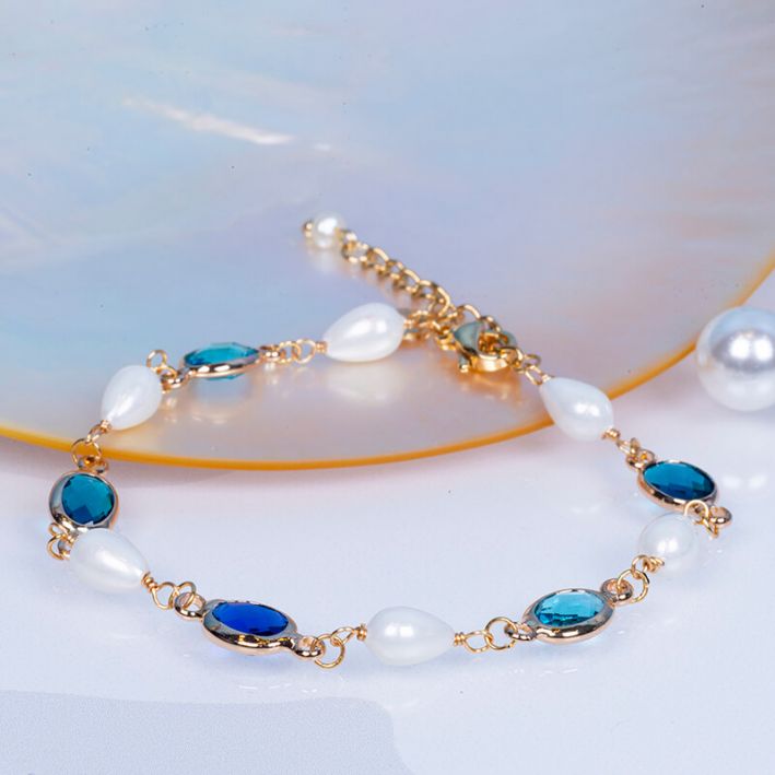 Bracelet ORION perles de nacre et perles en camaïeu de bleus facettés