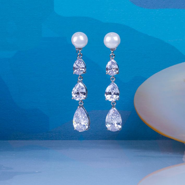 Boucles d'oreilles MARQUISE cascade de cristal et perle de nacre