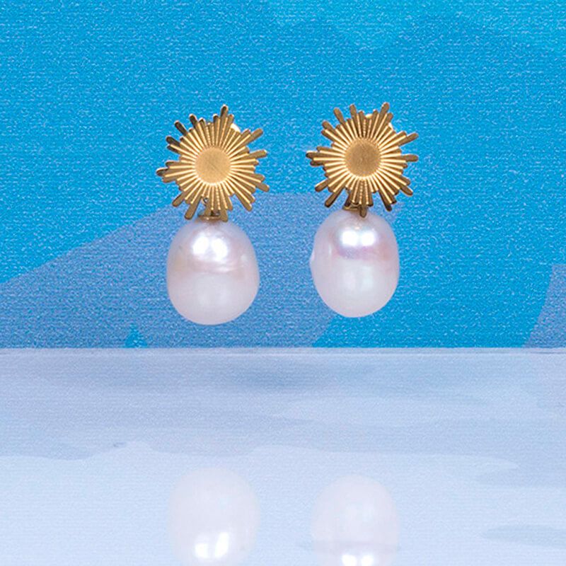 Boucles d'oreilles ISAURE perles de culture sur soleil doré 