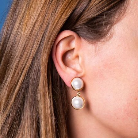 Boucles XENIA d'oreilles perles de nacre blanche sur doré
