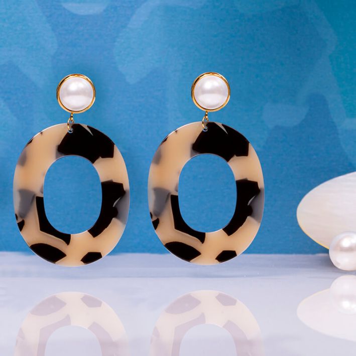 Boucles d'oreilles DALIDA ovales en bakélite léopard sur attache bouton nacre