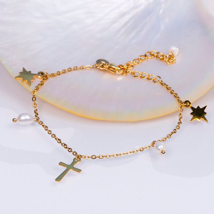 Bracelet GUILLEMETTE pampilles perles, étoiles et croix sur acier doré