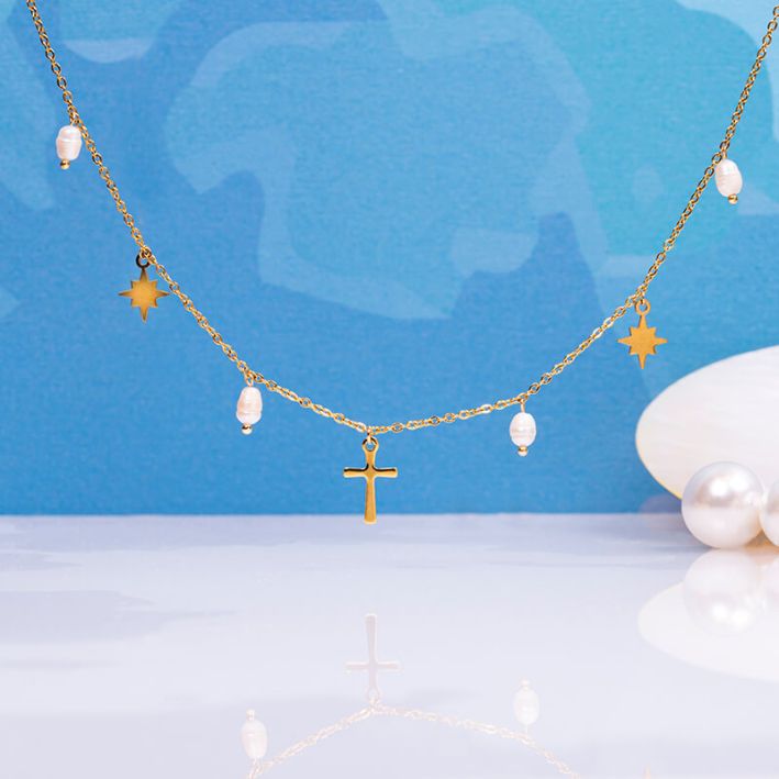 Collier GUILLEMETTE pendentif croix et pampilles perles, étoiles dorées