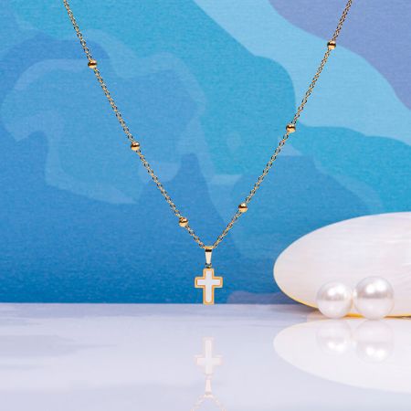 Collier DIVIN pendentif croix en nacre sertie sur chaîne perles et boules acier